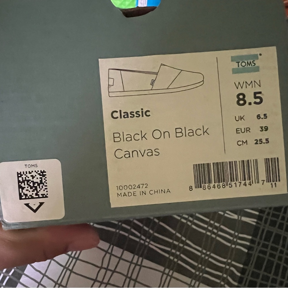 Woman’s Toms size 8.5 classic black